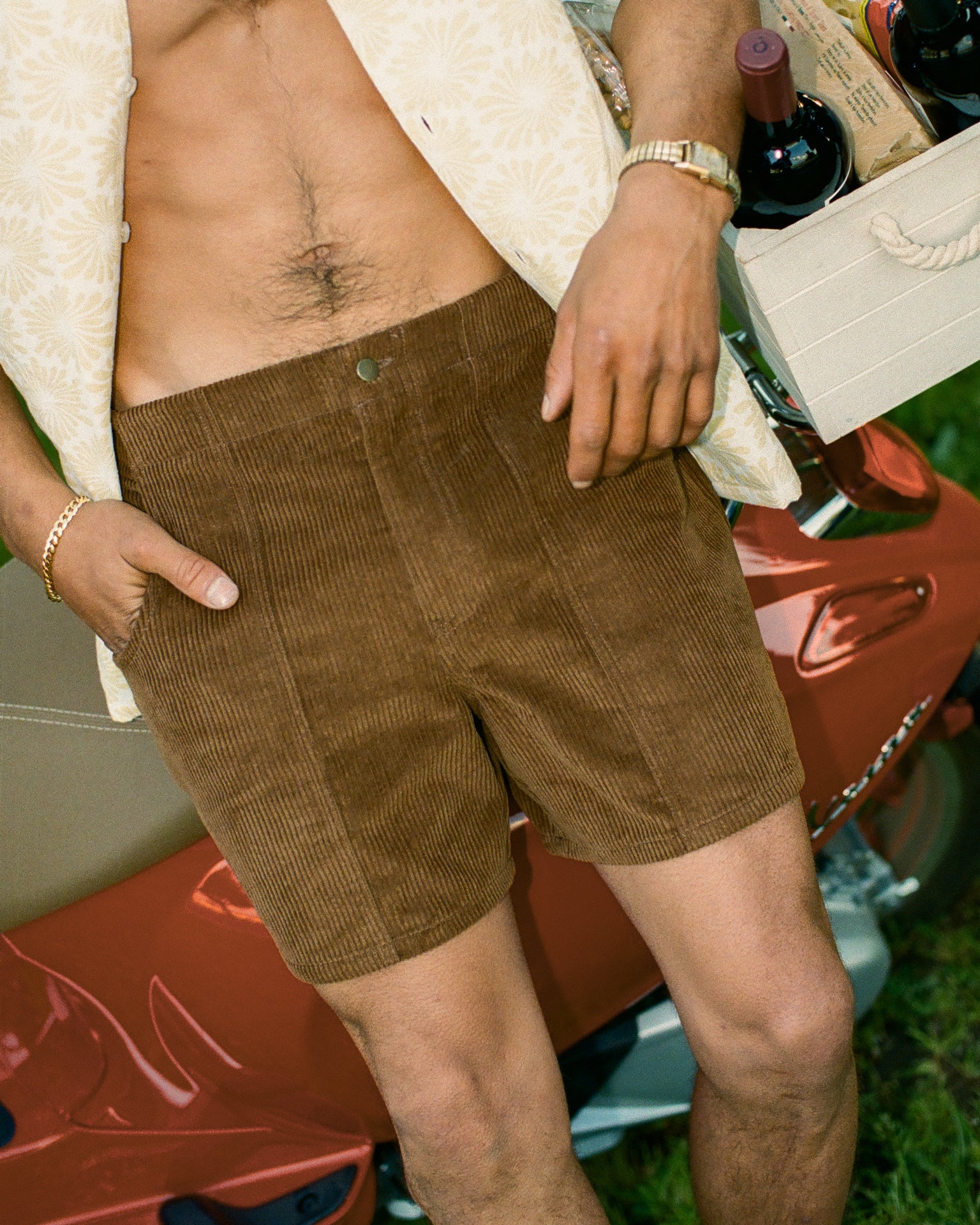 The garden in best shooter in sit-down man a best short and shirt