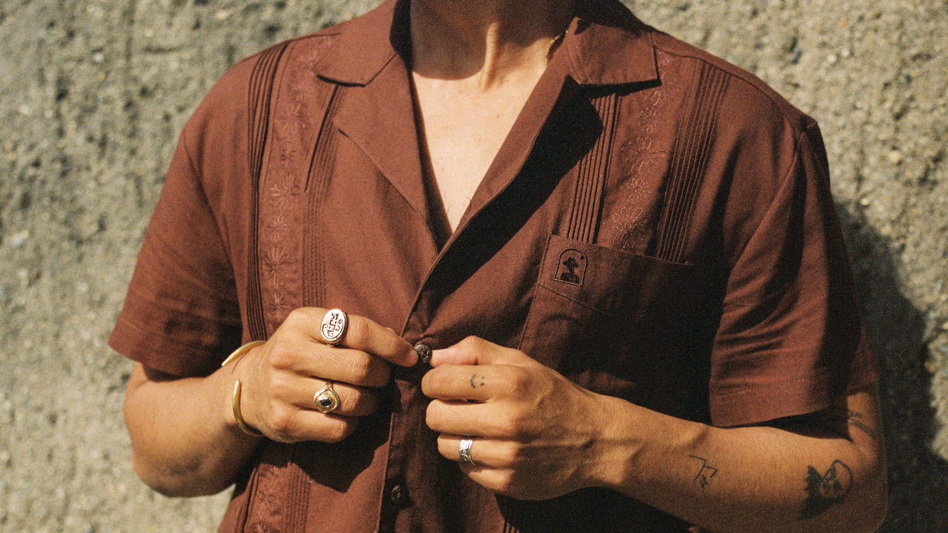 Man wearing dandy del brown shirt